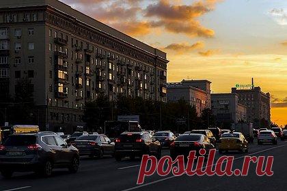 «Непереобувшихся» московских водителей призвали воздержаться от поездок. Государственная инспекция безопасности дорожного движения (ГИБДД) призвала автомобилистов, не успевших поменять летнюю резину на зимнюю, воздержаться от вождения. Подобная рекомендация связана с погодными условиями, в частности, с риском образования гололеда на дорогах.