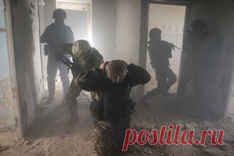 Украинские военные пожаловались на атаки российской артиллерии. Украинские военные сообщают своим знакомым и в социальных сетях, что вечером в пятницу, 5 мая, в Артемовске (украинское название — Бахмут) началась активизация мощных атак российской артиллерии. Также бойцы ВСУ жалуются, что подразделения ЧВК «Вагнер» ведут активные штурмовые действия по их вытеснению.
