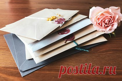 Пожилая женщина до крови покусала мужа из-за открытки от бывшей возлюбленной. В США пожилую женщину арестовали за то, что она напала на мужа, избила и покусала его. Это произошло потому, что муж Ялтер получил открытку от любви своей юности — женщины, с которой он состоял в отношениях около 60 лет назад. Это привело его жену в ярость, несмотря на то что они поженились 52 года назад.