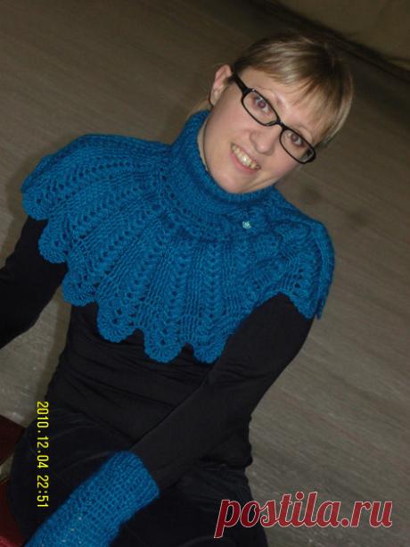 Вязаная манишка с высоким горлом и митенки +