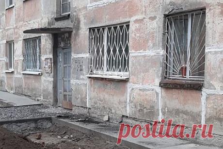 В российском городе разрушающийся дом отказались признавать аварийным. В Тюмени от дома отвалился кусок стены. По словам жильцов, в местной мэрии отказываются признавать постройку аварийной. Об инциденте в доме 1961 года постройки, расположенном на улице Ершова, стало известно в среду, 7 сентября. Кусок стены отвалился над одним из окон, а обломки упали на пешеходную зону.