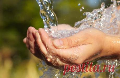 7 проверенных примет про воду Вода окружает нас повсюду. Мы используем воду для питья, для приготовления пищи, для личной гигиены, для порядка в доме, для полива растений. Этот список можно продолжить. А знаете ли вы, что воду акт...