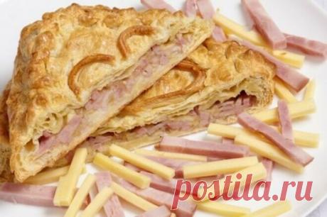 Закуска «Сырный торт с ветчиной»
Продукты:
- 300 г муки;
- 300 мл кипятка;
- 3 ст.л. растительного масла;
- 200 г твердого сыра;
- 4 яйца;
- 1 ст.л. горчицы;
- 3 ст.л. сметаны;
- 200 г ветчины;
- специи по вкусу.
Приготовление:
Вскипятите воду вместе с растительным маслом. Снимите воду с огня, и зразу же заварите ею муку, высыпанную в глубокую посудину. Для этого сперва вымешиваем муку с водой ложкой, а затем доводим до нужной кондиции руками. Ставим тесто остывать и готовим начинку. Для быс