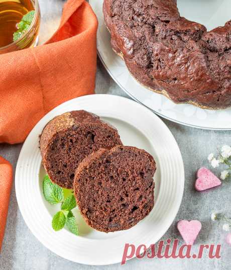 Шоколадно-банановый кекс на Вкусном Блоге Чем дальше – тем спокойнее я принимаю ранее ненавистные бананы. Этот кекс, например, идеален для меня по вкусу. Характерный банановый аромат так органично сплетается с шоколадом, что кекс хочется есть кусок за куском, и можно без чая 🙂 За счет бананов мякиш получается нежным и влажным. Но при этом не…
