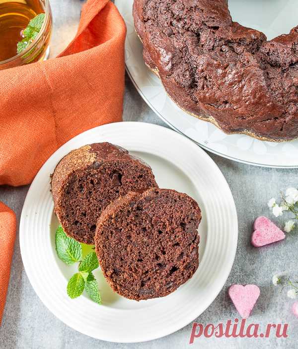 Шоколадно-банановый кекс на Вкусном Блоге Чем дальше – тем спокойнее я принимаю ранее ненавистные бананы. Этот кекс, например, идеален для меня по вкусу. Характерный банановый аромат так органично сплетается с шоколадом, что кекс хочется есть кусок за куском, и можно без чая 🙂 За счет бананов мякиш получается нежным и влажным. Но при этом не…