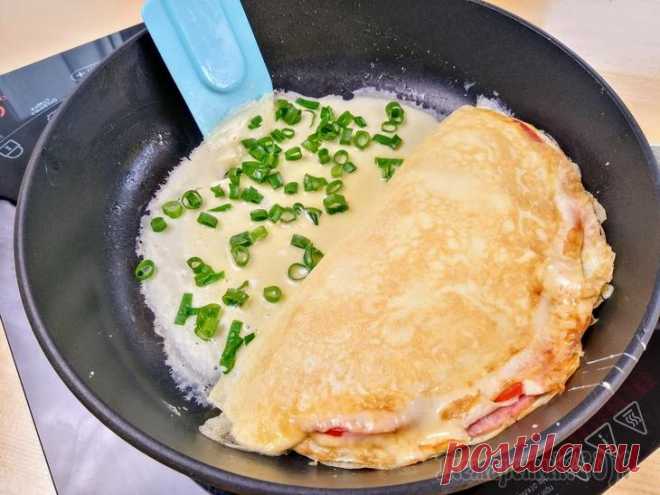 Вот это наслоил! Вкуснейший слоеный омлет за 5 минут! Моя очередь готовить завтрак и я вас удивлю! Очень ароматный, большой и вкусный омлет со множеством слоев с начинкой! Готовится легко и интересно!   Для начинки сегодня кусочек колбасы, помидор и немн...