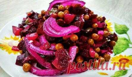 Улетный салат из свеклы, который вкуснее чем винегрет. Делюсь рецептом - Идеи на любой случай Салат – вариация на тему классического винегрета, как раз для тех, кто готовит винегрет и оливье без картофеля. Для приготовления вам потребуются такие ингредиенты: свекла, 2 шт; лук, 1 шт; горошек консервированный, 1 банка; огурцы соленые, 3 – 4 шт; соль, растительное масло. Процесс приготовления Свеклу отвариваем или запекаем в духовке, остужаем и очищаем от […]