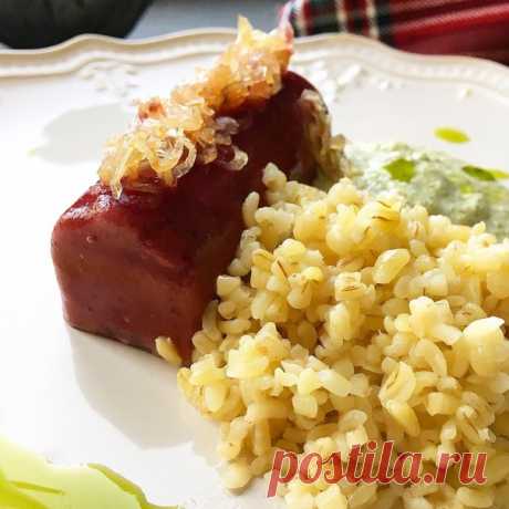 Паштет из свинины с беконом и зирой, корнем сельдерея, ежевикой, булгуром и кремом из брокколи.