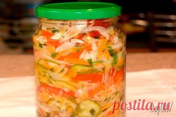 САЛАТ С ХРУСТИНКОЙ

Есть у меня рецепт очень вкусного овощного салата, который заготавливается на зиму. Хотя я не отношусь к любителям консервированных салатов, но это блюдо из тех, которые зимой отличаются необычайно пикантным вкусом и необыкновенной свежестью. Главное - не передержать по времени при стерилизации, чтобы он не стал вареным, а овощи сохранили легкую хрустинку и витамины.

огурцы - 1 кг;
помидоры - 1 кг;
капуста белокочанная - 250 г;
лук репчатый - 250 г;
пе...