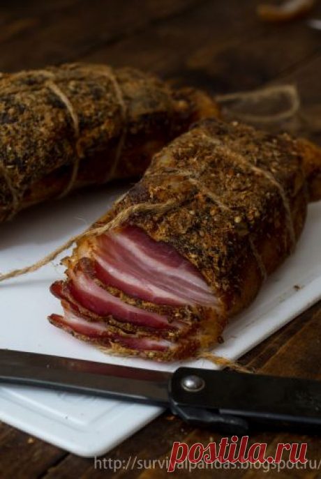 Сыровяленая грудинка. Рецепт. О соленой грудинке мы уже говорили тут . Сегодня на очереди грудинка сыровяленная. Для ее приготовления нам понадобится: -сама грудинка примерным весом в 1 кг. Смесь приправ: чайная ложка красного перца чайнай ложка черного перца чайная ложка кориандра Приправы измельчаем в ступке и смешиваем со…