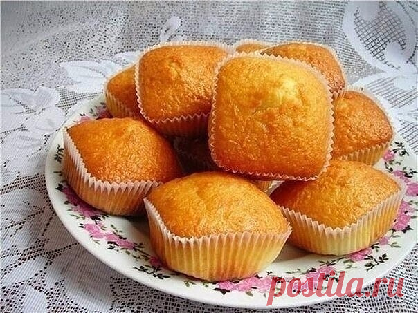 ТОП-10 МАФФИНОВ: НА ЛЮБОЙ ВКУС 

1. Шоколадные маффины с заварным кремом

ИНГРЕДИЕНТЫ:
● мука – 300 г, 
● яйцо – 2 шт., 
● яичные желтки – 2шт., 
● сливочное масло – 150 г, 
● молоко – 370 мл, 
● сахар – 160 г, 
● сахарная пудра – 20 г, 
● разрыхлитель – 2 ч.л., 
● какао – 2 ст.л., 
● соль – 1 щепотка.

ПРИГОТОВЛЕНИЕ:
Чтобы приготовить крем, смешайте яичные желтки и сахарную пудру. Затем влейте тонкой струйкой 200 мл молока. Затем добавьте 2 ст.л. просеянной муки. Варите о...