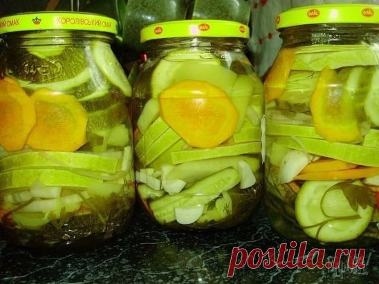 10 заготовок КАБАЧКОВ на зиму!!!
1.КАБАЧКОВАЯ ИКРА
Ингредиенты:
5 кг. кабачков;
2 кг моркови;
2 кг зрелых помидоров;
1 кг репчатого лука;
зелень, соль и сахар по вкусу.
Еще потребуется 1 литровая банка качественного рафинированного подсолнечного масла и чуть-чуть уксусной эссенции. Ну и черный перец горошком и лавровый лист. Все, как обычно при заготовках.
Приготовление:
Все овощи тщательно мою и удаляю плодоножки. Если кабачки перезрелые, то удаляю сердцевину с семенами. Режу овощи на крупные к
