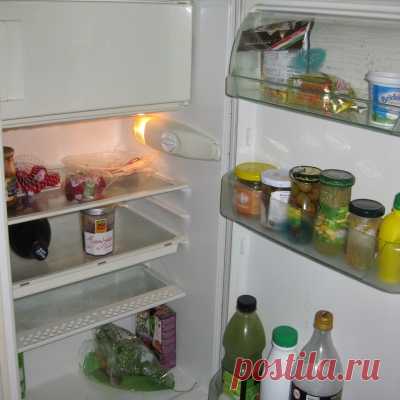 Как вдвое увеличить пространство в холодильнике? Всего одна хитрость Сегодня мне не терпится познакомить вас с удивительно простым способом, лайфхаком, если хотите, как удвоить свободное место в холодильнике. Этот полезный совет обязательно придется по вкусу каждой хозяйке накануне или после приема гостей, когда еды приготовлено очень много, и ее нужно разместить всего в одном холодильнике.

