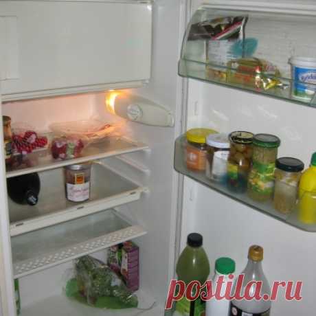 Как вдвое увеличить пространство в холодильнике? Всего одна хитрость Сегодня мне не терпится познакомить вас с удивительно простым способом, лайфхаком, если хотите, как удвоить свободное место в холодильнике. Этот полезный совет обязательно придется по вкусу каждой хозяйке накануне или после приема гостей, когда еды приготовлено очень много, и ее нужно разместить всего в одном холодильнике.