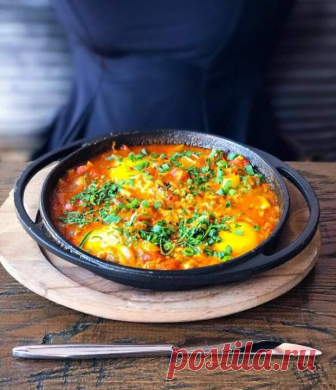 Грузинская яичница чирбули - БУДЕТ ВКУСНО! - медиаплатформа МирТесен Зелень тут хороша самая разная - кинза, петрушка, базилик, зелёный лук, хватайте, что любите. И еще нужна Хорошая Сковорода - в идеале, конечно, чугунная, как на картинке. Ингредиенты на 1 огромную порцию:Уже есть Помидоры — 3 шт. Яйца — 3 шт. Лук — 1 шт. Чеснок — 3 зубчика Грецкие орехи — 1 горсть