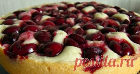 Замечательный рецепт пирога, готовить который совершенно несложно: пирог с вишней на кефире