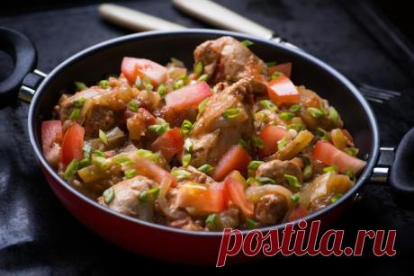 «Тушёная курица с овощами»

Автор варианта приготовления © Роман Гершзон, Иерусалим, Израиль
В еврейской ашкеназийской кухне также имеются необычные рецепты блюд из курицы. Например, курицы тушёной. И вот как тушили и тушат курицу в еврейских домах Румынии и Молдавии.
Ингредиенты:
Курица - 1 или 1,5 кг,
Жир куриный — 100-150 г,
Лук репчатый — 2 шт.,
Морковь — 2-3 шт.,
Кабачки — 2-3 шт.,
Чеснок — 2-3 зубчика,
Помидоры — 4-5 шт.,
Перец болгарский сладкий — 2-3 шт.,
Перец ост...