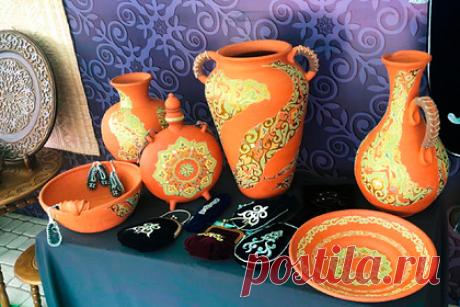 В Карачаево-Черкесии захотели создать обучающие традиционным ремеслам школы. Обучающие традиционным ремеслам школы появятся в Карачаево-Черкессии в 2021 году. Учащиеся смогут постичь искусство художественной керамики и войлока, художественной обработки металла и древесины, вышивки золотом. Выпускники образовательных учреждений после завершения обучения смогут пройти специальную стажировку.