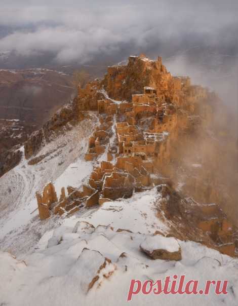 Заброшенный горный аул Гамсутль в Дагестане. Снимал Анатолий Гордиенко 🏔