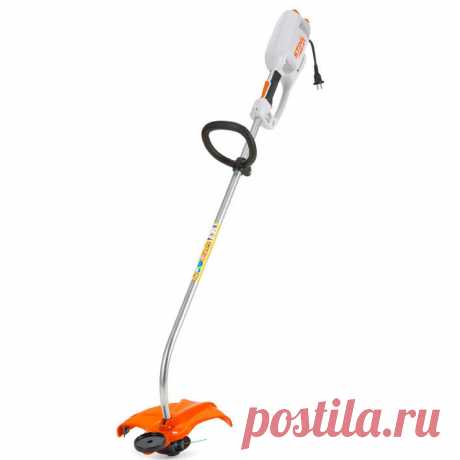 Электрическая коса Stihl FSE 81 предназначена для работ по стрижке газона и может эффективно и быстро справляться со всеми видами трав. Этот триммер является экологически безопасным, что обусловлено отсутствием выхлопных газов. Агрегат при работе издает минимальные шумы, поэтому процесс кошения становится более комфортным. Перед приобретением стоит учесть два фактора. Это зависимость от электропитания и небольшая площадь.