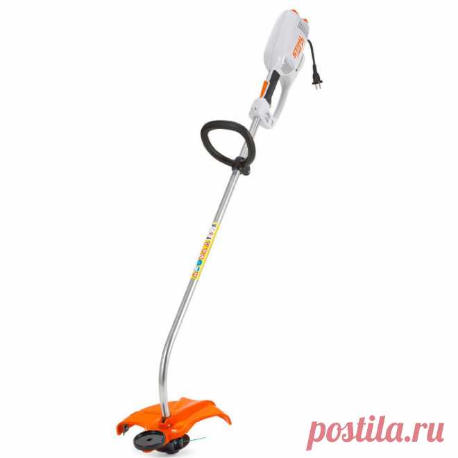 Электрическая коса Stihl FSE 81 предназначена для работ по стрижке газона и может эффективно и быстро справляться со всеми видами трав. Этот триммер является экологически безопасным, что обусловлено отсутствием выхлопных газов. Агрегат при работе издает минимальные шумы, поэтому процесс кошения становится более комфортным. Перед приобретением стоит учесть два фактора. Это зависимость от электропитания и небольшая площадь.