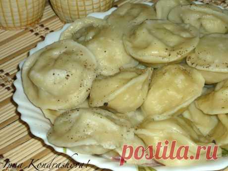 Домашние пельмени от Инны Кондрашовой.

Очень вкусные, сочные домашние пельмени. У них есть только один недостаток - очень быстро съедаются. 
Для приготовления вкусных домашних пельменей понадобится: 
Для теста:
мука - 2 стакана;
яйца - 1 шт.;
вода - 110 мл;
соль - 0,5 ч. л. 
Для начинки: 
свинина - 300 г; 
лук - 1 шт.; 
соль; 
перец. 

Муку просеять в миску. Отдельно смешать яйцо, соль и воду. Жидкие ингредиенты соединить с мукой и замесить эластичное тесто, вымешивать ми...