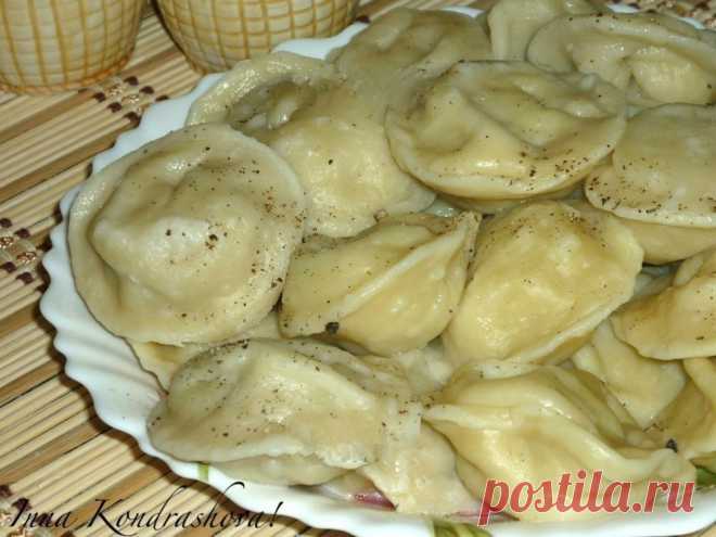Домашние пельмени от Инны Кондрашовой.

Очень вкусные, сочные домашние пельмени. У них есть только один недостаток - очень быстро съедаются. 
Для приготовления вкусных домашних пельменей понадобится: 
Для теста:
мука - 2 стакана;
яйца - 1 шт.;
вода - 110 мл;
соль - 0,5 ч. л. 
Для начинки: 
свинина - 300 г; 
лук - 1 шт.; 
соль; 
перец. 

Муку просеять в миску. Отдельно смешать яйцо, соль и воду. Жидкие ингредиенты соединить с мукой и замесить эластичное тесто, вымешивать ми...