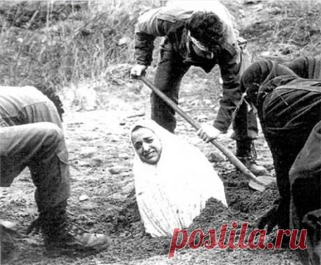 Иранскую женщину зарывают по пояс в землю перед забиванием камнями до смерти за супружескую измену / Понимание бизнеса