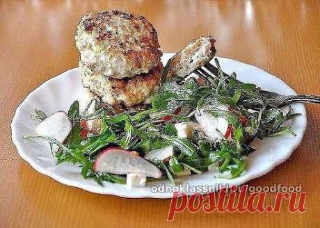Отделяем мясо от костей и кожи.
Прокручиваем наши ингредиенты в мясорубке. Добавляем самых любимых приправ и солим по вкусу. Я люблю добавить специи для курицы, красная молотая паприка, 4-ре перца (мельница).
Сметану кладем в фарш при перемешивании.