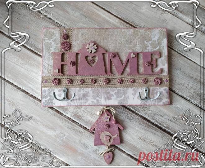 Ключница настенная Любимый дом купить в интернет-магазине Ярмарка Мастеров по цене 1300 ₽ – SH4C0RU | Ключницы настенные, Москва - доставка по России Ключница настенная Любимый дом. в интернет-магазине на Ярмарке Мастеров. Ключница настенная, Любимый дом, станет украшением Вашей прихожей, квартиры или загородного дома, а так же надёжным хранилищем для ключей.
Ключница прекрасно дополнит любую прихожую или будет хорошим подарком на любой праздник.