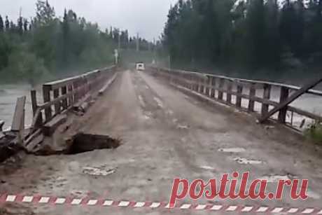 В части российского региона ввели режим ЧС. В Казачинско-Ленском районе ввели режим чрезвычайной ситуации из-за ливней и паводков. Об этом сообщил губернатор Иркутской области Игорь Кобзев в Telegram-канале. По информации главы региона, в районе из-за проливных дождей размыло трассу Усть-Кут — Уоян, движение по ней приостановили.