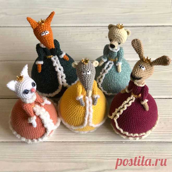 PDF Дамы в платьях крючком. FREE crochet pattern; Аmigurumi toy patterns. Амигуруми схемы и описания на русском. Вязаные игрушки и поделки своими руками #amimore - кошечка, лисичка, мышка, медведица и крольчиха в бальном платье из обычной пряжи, зверюшки, зверята, звери.