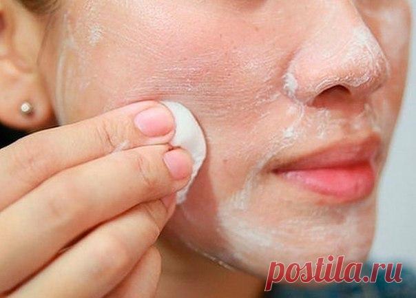 Благодаря этой простейшей болтушке у тебя будет лицо без морщин и угрей. Просто влюбилась в это средство!

Эстетические проблемы с кожей могут возникнуть в любом возрасте и по самым разным причинам: гормональный сбой, нарушения в работе внутренних органов, последствия дерматологических заболеваний. А так хочется, чтобы лицо выглядело ухоженным и свежим! 
Натуральный яблочный уксус — чудесное подручное средство с широким спектром действия, способное избавить кожу от акне, п...