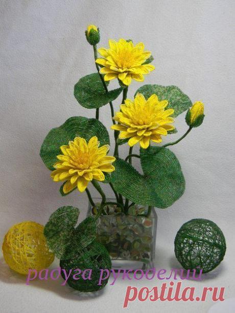 Кувшинка из бисера.