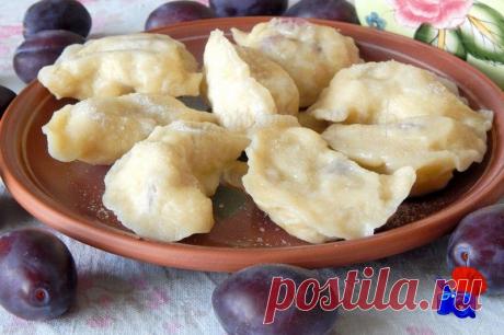 Сегодня мы приготовим знаменитое блюдо украинской кухни – вареники. Они покорили сердца многих людей, этот не хитрый отварной пирожок с начинкой, радует нас часто приятным вкусом. Начинки у вареников бывают двух видов – солёные и сладкие. К солёным относятся – грибы, ливер, капуста, печень и ещё много других, а мы приготовим сладкие вареники со сливами. Тесто для вареников готовится просто и быстро, сливы мы берём сорта Венгерка, они отлично отходят от кости, крупные, сочные, ароматные.