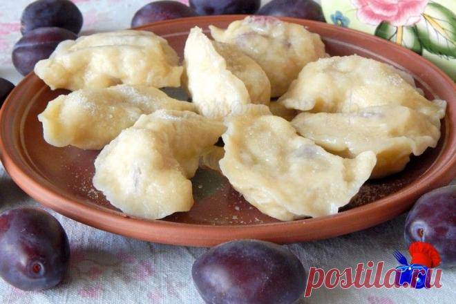 Сегодня мы приготовим знаменитое блюдо украинской кухни – вареники. Они покорили сердца многих людей, этот не хитрый отварной пирожок с начинкой, радует нас часто приятным вкусом. Начинки у вареников бывают двух видов – солёные и сладкие. К солёным относятся – грибы, ливер, капуста, печень и ещё много других, а мы приготовим сладкие вареники со сливами. Тесто для вареников готовится просто и быстро, сливы мы берём сорта Венгерка, они отлично отходят от кости, крупные, сочные, ароматные.