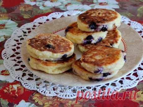 Сырники в духовке с ягодами! Вкусный и полезный завтрак!
на 100грамм - 119.74 ккалБ/Ж/У - 11.72/1.91/14.06 

Ингредиенты: 
Творог обезжиренный 250 г 
Банан 1 шт. 
Мука овсяная 2 ст. л. 
Яйцо 1 шт. 
Изюм по вкусу 
Можно пробовать с разными ягодами!
Приготовление: 
1. Взбить яйцо вилкой, пюрировать банан, размять с творогом. 
2. Добавить муку, изюм. 
3. Сформировать мокрыми руками сырники, выложить на пергамент. 
4. Выпекать ~ 40 минут при 200 градусах. 

Р. S. Если сырники ...