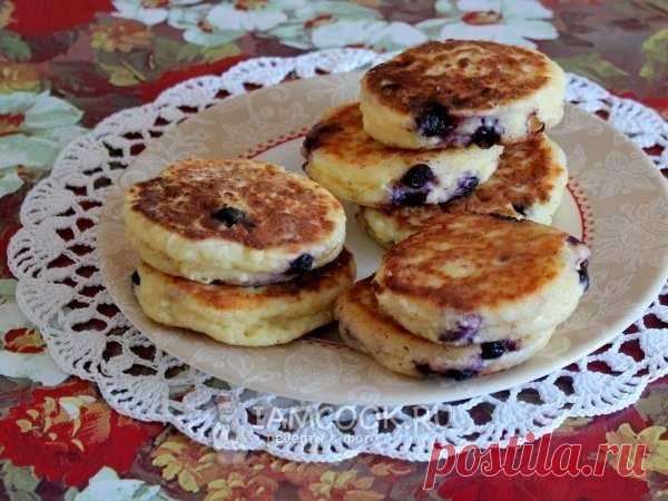 Сырники в духовке с ягодами! Вкусный и полезный завтрак!
на 100грамм - 119.74 ккалБ/Ж/У - 11.72/1.91/14.06 

Ингредиенты: 
Творог обезжиренный 250 г 
Банан 1 шт. 
Мука овсяная 2 ст. л. 
Яйцо 1 шт. 
Изюм по вкусу 
Можно пробовать с разными ягодами!
Приготовление: 
1. Взбить яйцо вилкой, пюрировать банан, размять с творогом. 
2. Добавить муку, изюм. 
3. Сформировать мокрыми руками сырники, выложить на пергамент. 
4. Выпекать ~ 40 минут при 200 градусах. 

Р. S. Если сырники ...
