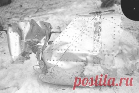 Российский архив впервые показал фото с места гибели Гагарина. Архив показал фотографии фрагмента найденного на месте крушения фюзеляжа МиГ-15, а также напомнил версии авиакатастрофы учебно-тренировочного истребителя с космонавтом