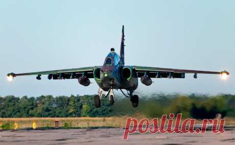 Су-25 упал в море недалеко от Ейска. Су-25 упал в море в Ейском лимане, недалеко от берега. Пилот катапультировался, его пытались реанимировать, по данным Baza и 112, он погиб