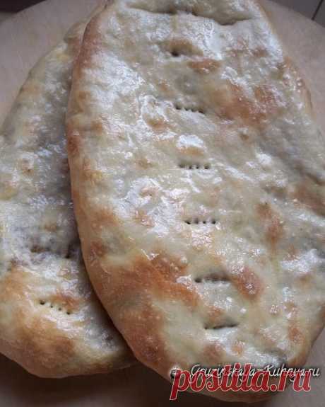 Лобиани - пирог с фасолью и жареным луком - Грузинская кухня
=Ингредиенты (начинка на 6-8 порций)

1 кг лобио (фасоли),
4 луковицы,
80 г петрушки,
1 ч.л. сушеного кориандра (кинзы),
1 ч.л. черного перца,
1 .л.ч. сушеного летнего чабера (кондари),
5 ст.л. растительного масла (для жарки лука),
120 г сливочного масла,
4 лавровых листа,
соль — по вкусу.
Ингредиенты (тесто)

1 кг муки,
25 г сухих активных дрожжей,
1/2 ч.л. соли,
1 яйцо,
400 мл теплой воды.