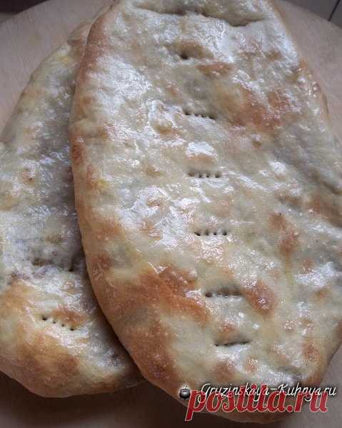 Лобиани - пирог с фасолью и жареным луком - Грузинская кухня
=Ингредиенты (начинка на 6-8 порций)

1 кг лобио (фасоли),
4 луковицы,
80 г петрушки,
1 ч.л. сушеного кориандра (кинзы),
1 ч.л. черного перца,
1 .л.ч. сушеного летнего чабера (кондари),
5 ст.л. растительного масла (для жарки лука),
120 г сливочного масла,
4 лавровых листа,
соль — по вкусу.
Ингредиенты (тесто)

1 кг муки,
25 г сухих активных дрожжей,
1/2 ч.л. соли,
1 яйцо,
400 мл теплой воды.