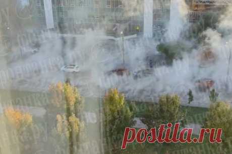 Окутанная паром улица в Петербурге попала на видео. Над Бассейной улице в Санкт-Петербурге поднялся столб пара, а потоки воды начали затапливать проезжую часть после аварии на теплосетях, произошедшей днем 25 октября. На место прибыли специалисты экстренных служб, а местных жителей через громкоговорители призвали отойти подальше, чтобы не подвергать себя опасности.