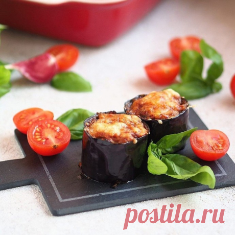 ​Фаршированные баклажаны Ингредиенты для небольшой порции:Баклажаны среднего размера &mdash; 2 шт.&nbsp;Филе индейки или курицы &mdash; 100 г&nbsp;Томатный соус &mdash; 150 г&nbsp;Сыр полутвёрдый &mdash; 20 г&nbsp;Растительное масло &mdash; для жарки&nbsp;Соль &mdash; по вкусу
Свежемолотый перец &mdash; по...