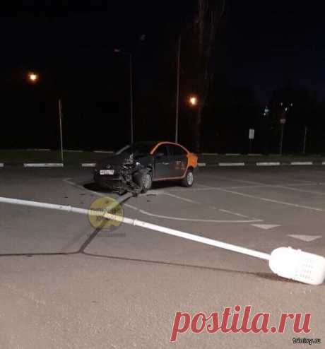 Дрифт на каршеринге с ожидаемым финалом (5 фото) Сегодня ночью в Химках кто-то взял каршеринг и решил "отработать" парочку трюков, устроив дрифт на парковке. Как вы уже могли догадаться, дрифтер от бога