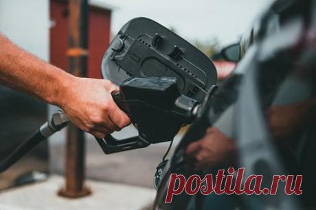 В Госдуме предупредили о росте цен на бензин. Депутат Госдумы Михаил Делягинв разговоре с «Лентой.ру» заявил, что резкого подорожания бензина на АЗС из-за роста цен на бирже ждать не стоит, тем не менее, вероятно, они начнут повышаться с ускорением. Возможно, что правительство предпримет меры для снижения цен на бензоколонках.