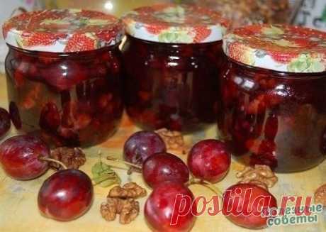 Джем из сливы с грецкими орехами.
1 кг сливы
100 г грецкого ореха
1,2 стакана воды
900 г сахара
Орехи предварительно залить кипятком минут на 10(распаренные они лучше впитают в себя сироп).
Из слив удалить косточки, добавить воду и проварить до размягчения (минут 10), затем сахар и орехи и варить до готовности на маленьком огне при помешивании еще минут 40.
Горячий джем разлить по банкам и закрыть.