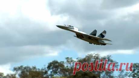 Русские побеждают: как миниатюрные МиГи и Яки завоевывают мир Старая шутка о том, что мужчины не взрослеют, а их игрушки с возрастом становятся лишь дороже, в случае с авиамоделизмом справедлива на все 100% - от примитивных моделей из бумаги моделирование шагнуло в сторону фюзеляжей из углеволокна и настоящих, пусть и миниатюрных реактивных двигателей.