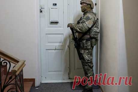СБУ раскрыла подробности обысков у чиновников Минобороны Украины. Служба безопасности Украины (СБУ) подтвердила проведение обысков у чиновников Минобороны республики и менеджеров Львовского арсенала. Их подозревают в краже 1,5 миллиарда гривен на закупках снарядов для Вооруженных сил страны (ВСУ), уточнили в пресс-службе силового ведомства.