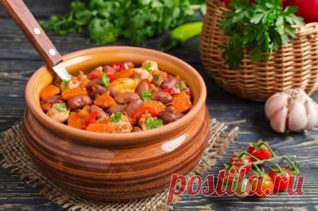 Свинина с фасолью и овощами в горшочках